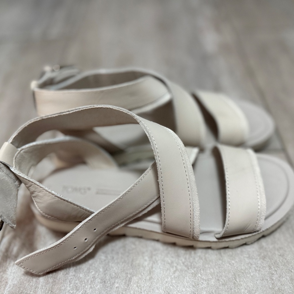 Toms Women's Sidney Tread Flat Sandal, Putty Size